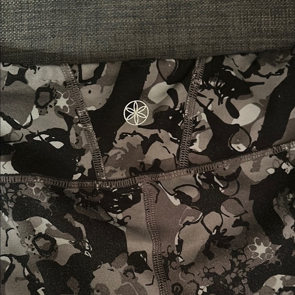 GAIAM Black and Gray Leggings with Floral Pattern - Picture 6 of 6